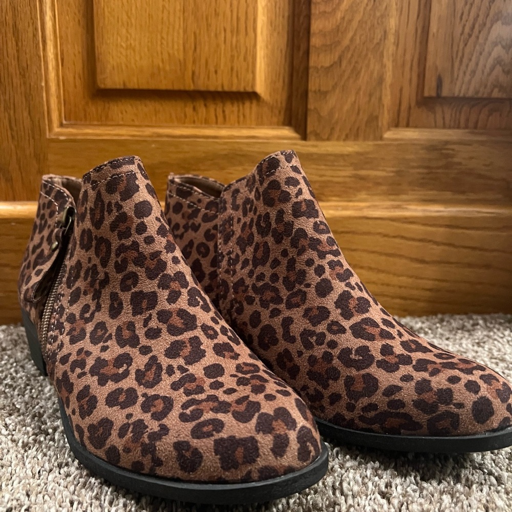 Arizona Jean Company Brown Ankle Boots